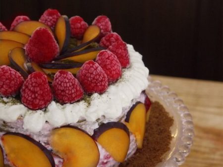 Pastel-de-té-verde-Matcha-con-requesón-y-frambuesas-jazmin-y-canela-andrea-carucci