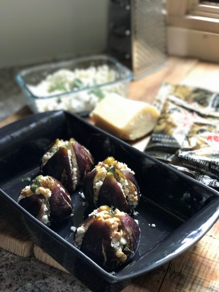 receta-de-higos-al-horno-rellenos-de-queso-nueces-miel-y-salvia
